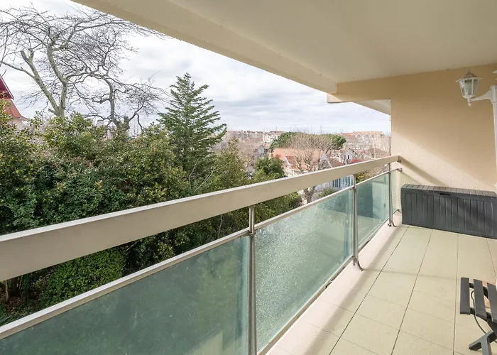 Proche & Casino Avec Balcon Et Parking Prive, - Fr-1-319-110 *